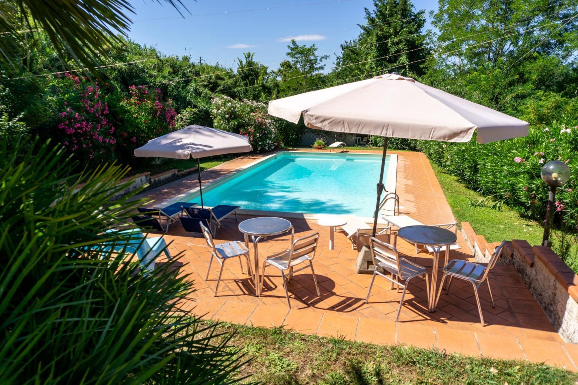 Villa Nerone B&B Lorenzana Exteriör bild